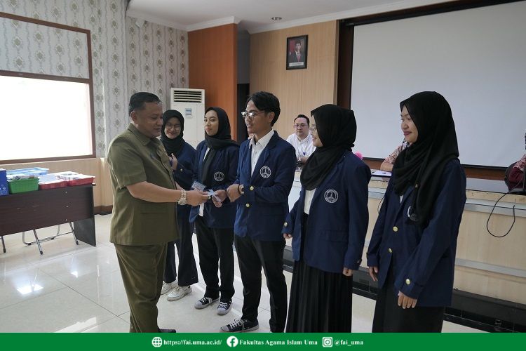wakil-rektor-bidang-inovasi-kemahasiswaan-dan-alumni-uma-menyerahkan-kartu-asuransi-bumiputera-muda