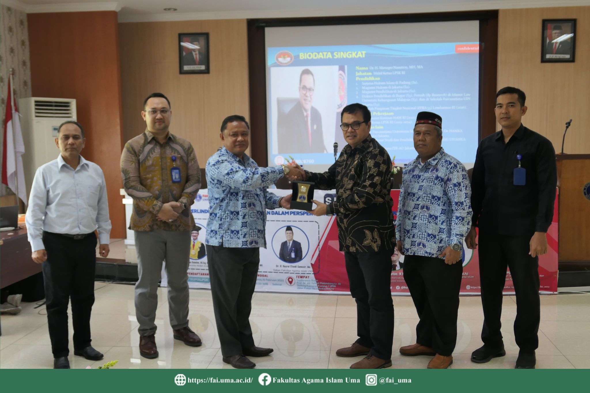 Pemberian Cendramata Seminar Tentang Perlindungan Saksi Dan Korban Dalam Perspektif Hukum Islam Serta Kedudukannya Dalam Sistem Peradilan Pidana Indonesia