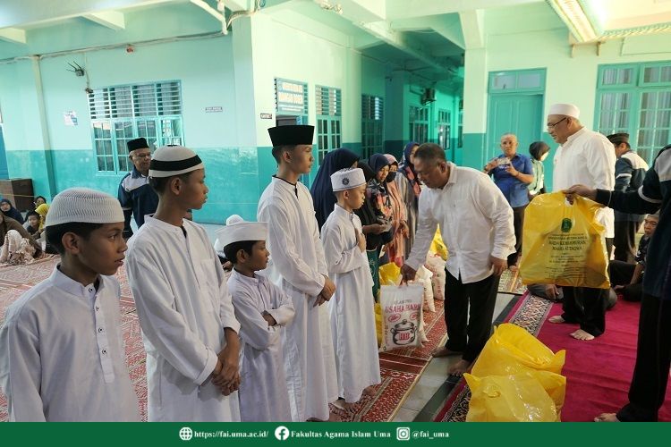 ketua-yphas-memberikan-santunan-anak-yatim-piatu-kaum-dhuafa