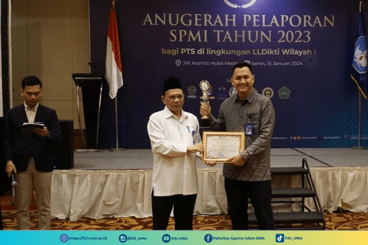 penyerahan-kepala-lldikti-wilayah-1-uma-meraih-penghargaan-anugrah-pelaporan-spmi-tahun-2023