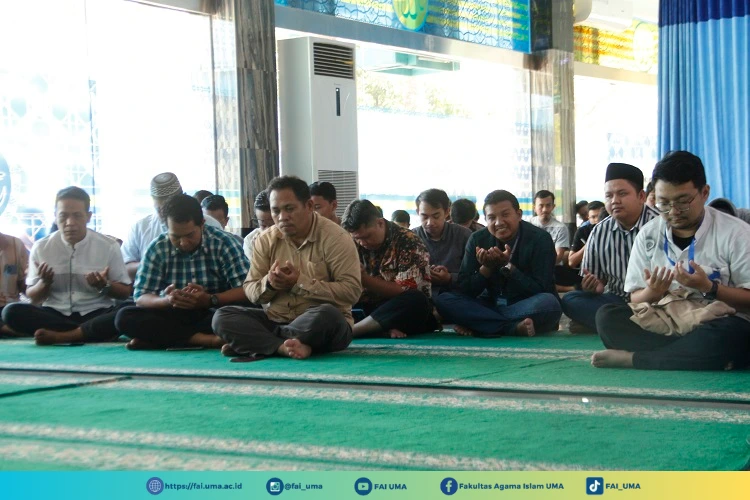 peserta-laki-laki-pada-pengajian-tentang-motivasi-beramal-untuk-sukses-dunia-dan-akhirat
