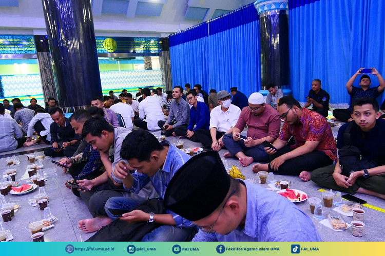 peserta-laki-laki-pada-buka-puasa-bersama-1445-hijriah-rektorat-universitas-medan-area